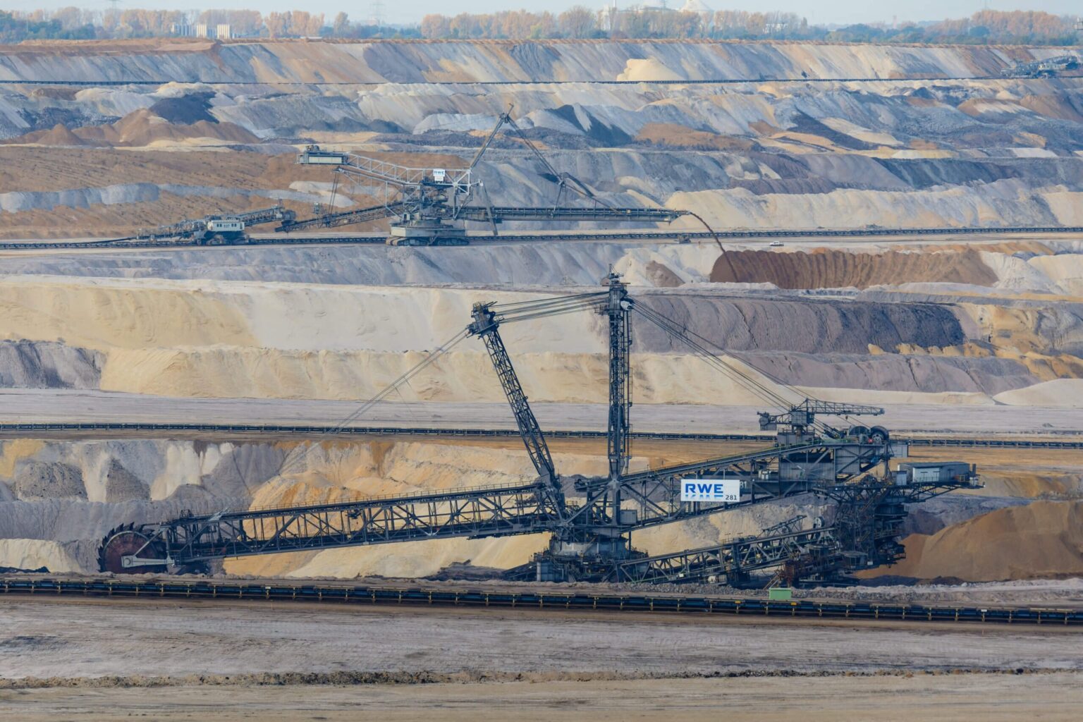 Konkurrenz um Afrikas Ressourcen: Wie die USA und China in kritische Mineralien investieren