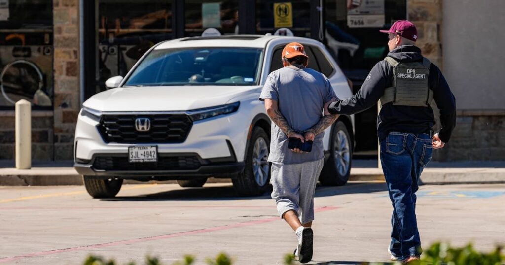 Trump DOJ befahl Eis, ohne Durchsuchungsbefehl in Häuser einzusteigen