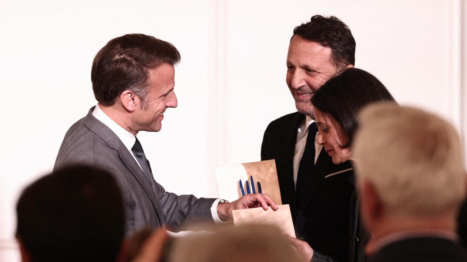 Emmanuel Macron trifft die linke während einer Preiszeremonie in Sophia Aram und Arthur gegen Anti -Semitismus Emmanuel Macron trifft die linke während einer Preiszeremonie in Sophia Aram und Arthur gegen Anti -Semitismus