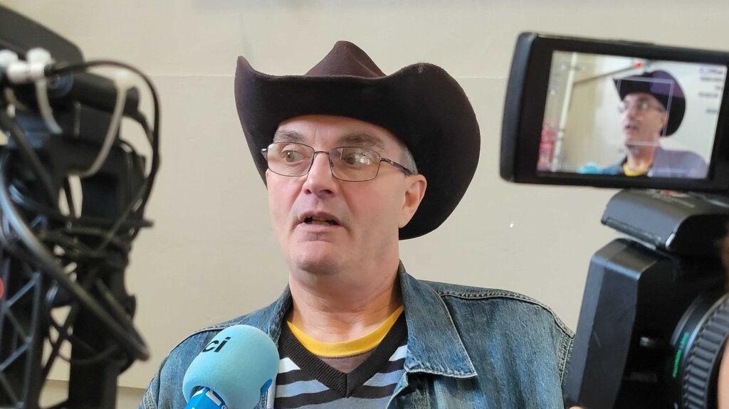Beim Prozess gegen den „souveränen Bürger“, der „nicht zusammenbringt“ Beim Prozess gegen den "souveränen Bürger", der "nicht zusammenbringt"