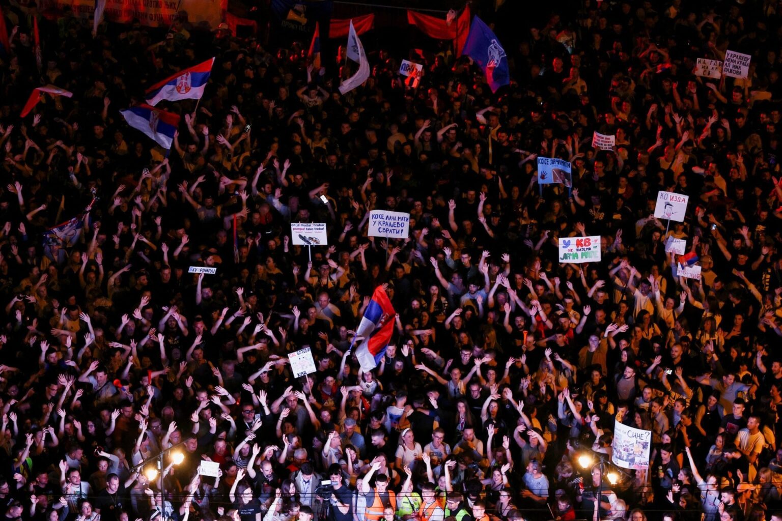 Serbien: Das staatliche Fernseher der Studenten wurde für den 5. Tag blockiert. [Την περιφρούρηση του αποκλεισμού ανέλαβαν Μουσουλμάνοι φοιτητές για να μπορέσουν οι Χριστιανοί συνάδελφοι τους να γιορτάσουν το Πάσχα]