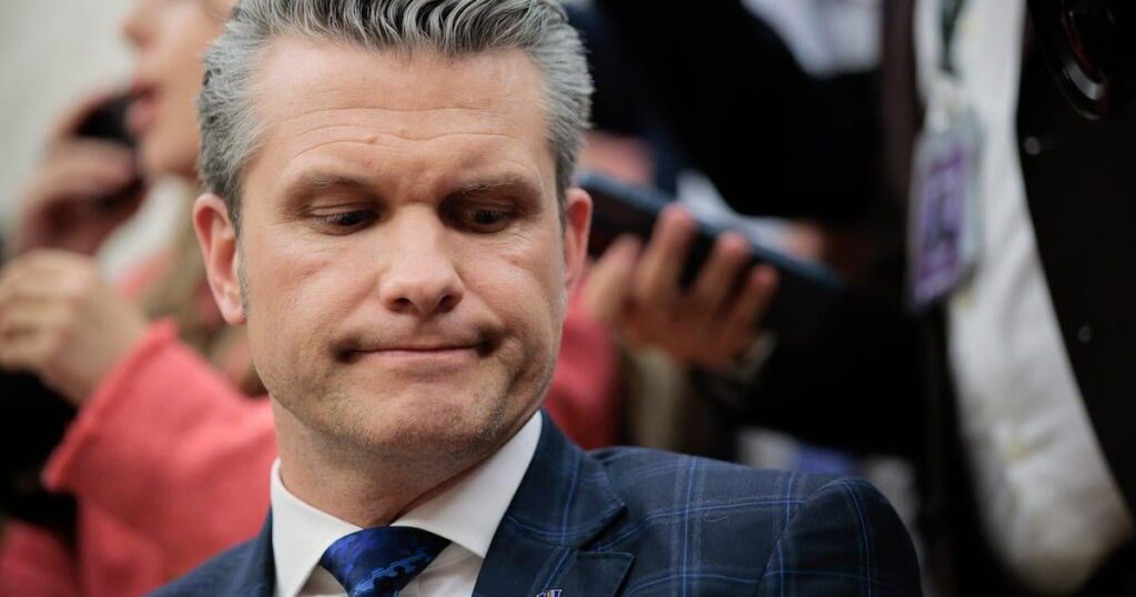 Pete Hegseth hat eine "schmutzige Linie" eingerichtet, um geheime Schlachtpläne zu verschütten - Geschichten über die mutmaßlichen Regelung des Verteidigungsministers sind inmitten von Gerüchten, die er auf dem Weg nach draußen ist.