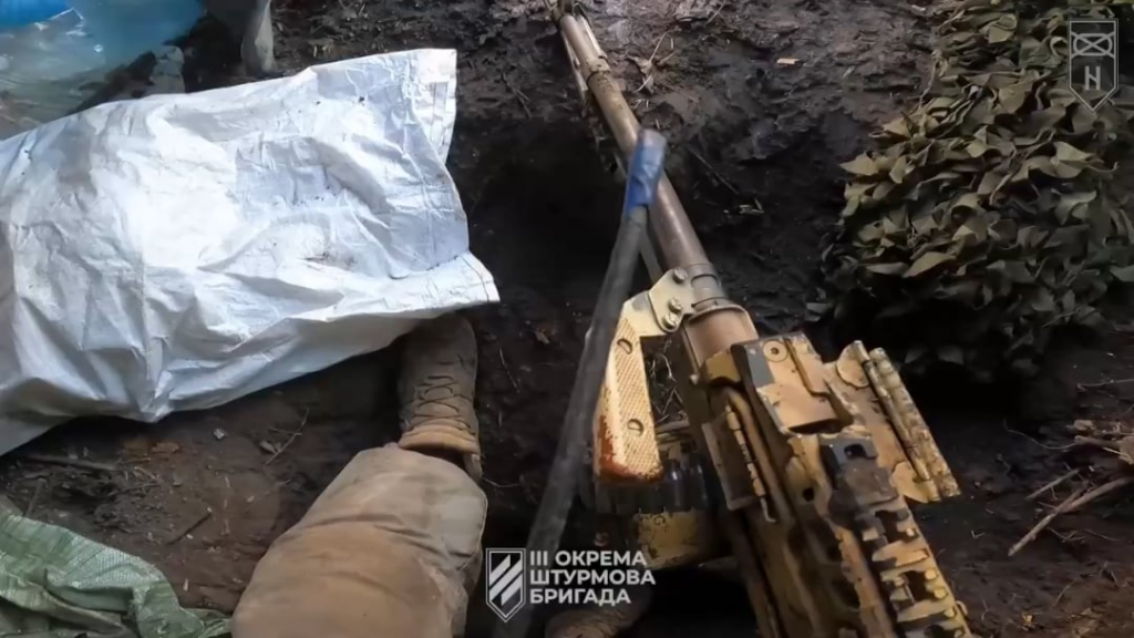 Die russischen Streitkräfte versuchten, die Positionen der 3. Angriffsbrigade in kleinen Gruppen in der Richtung Kharkiv-Luhansk mehrmals durchzubrechen. Das Video zeigt einen solchen Versuch, wahrscheinlich in kürzlich gefangenen Gebieten in der Nähe des Dorfes Nadiya. Das 2. mechanisierte Bataillon hält die Linie. April 2025