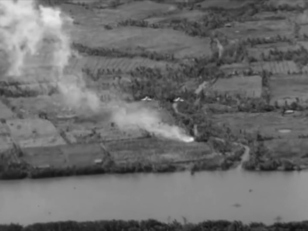 VA-94 A-4 Skyhawks Drop-Cluster-Munition auf ein Ziel, das am 5. Dezember 1965 von Rauch in Südvietnam gekennzeichnet ist