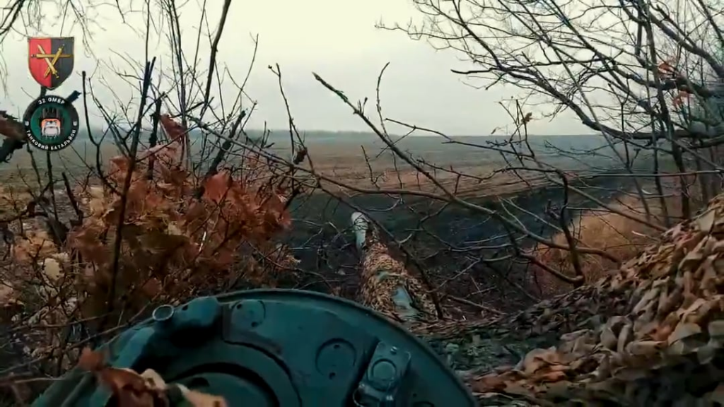 Ukrainischer POV: T-64BV-Panzer schießt auf russische Positionen aus einer versteckten Schussposition. Pokrovsk Regie, April 2025