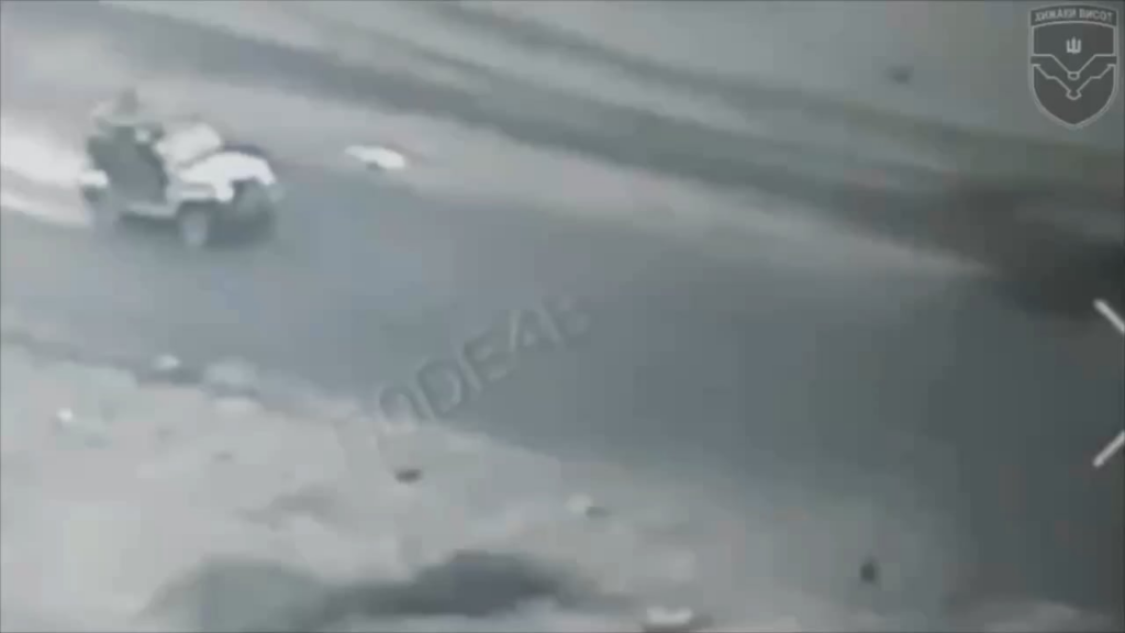 Drohnenaufnahmen eines russischen Pickups, der versucht, einem ukrainischen FPV -Quad zu entgehen, die Kontrolle zu verlieren und sowieso vom UAV getroffen zu werden.
