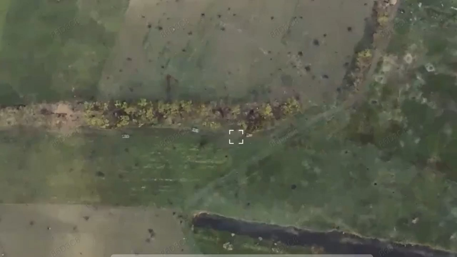 Ein russischer Angriff mit zivilen Autos mit Anti-Dron-Käfigen in der Nähe von Bahatyr und Donezk Oblast wird von der ukrainischen Artillerie gestoppt (26. April 2025).