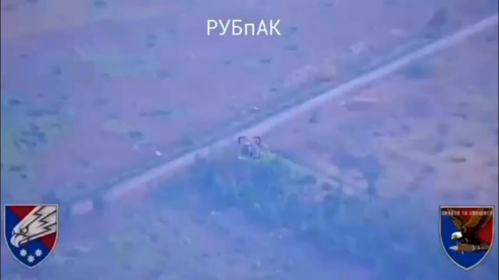 Drohnenmaterial eines russischen BM-21-Absolvents MLRs, der von einem ukrainischen FPV-Piloten der 25. Luftbrigade angegriffen wird. Pokrovsk, Donetk Oblast.