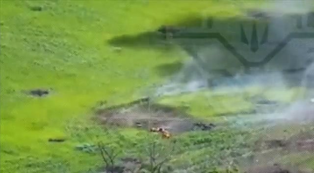 Russischer Soldat auf Motorradfahrten in eine Mine irgendwo in der Ostukraine
