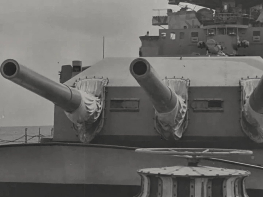 Der britische bewaffnete Kaufmann Cruiser HMS Jervis Bay nimmt das Feuer von deutsch schwerer Kreuzer Admiral Scheer, während er am 5. November 1940 den Konvoi 84 begleitet