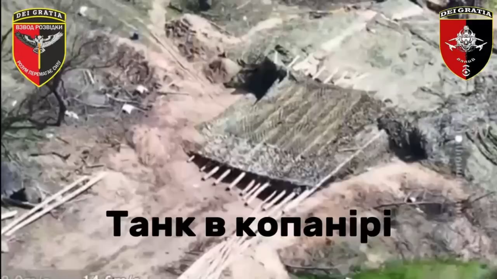 Drohnenaufnahmen von ukrainischen FPV-Piloten, die eine versteckte russische T-55-MBT in der Donezk Oblast angreifen.