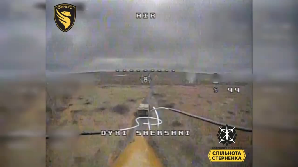 Das ukrainische Grenzbeamte „Fenix“ -Team verwendete FPV-Drohnen, um russische Streitkräfte in der Region Donezk zu richten, und traf vier Panzer, eine selbstfahrende Waffe, die technische Ausrüstung, eine APC und 4 „Loaf“ -Vertransportbilder. 31. März 2025 Das ukrainische Grenzbeamte "Fenix" -Team verwendete FPV-Drohnen, um russische Streitkräfte in der Region Donezk zu richten, und traf vier Panzer, eine selbstfahrende Waffe, die technische Ausrüstung, eine APC und 4 "Loaf" -Vertransportbilder. 31. März 2025