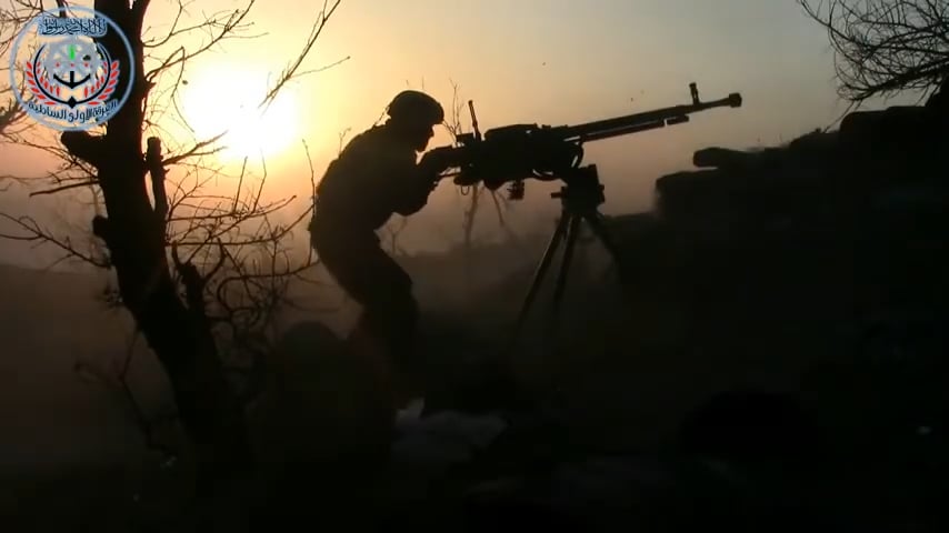 FSA 1. Küste Division Kämpfer handeln MG & technisches Feuer mit syrischen Armeepositionen auf dem Gipfel von Al -Jalta in Lattakia - 01.03.2015
