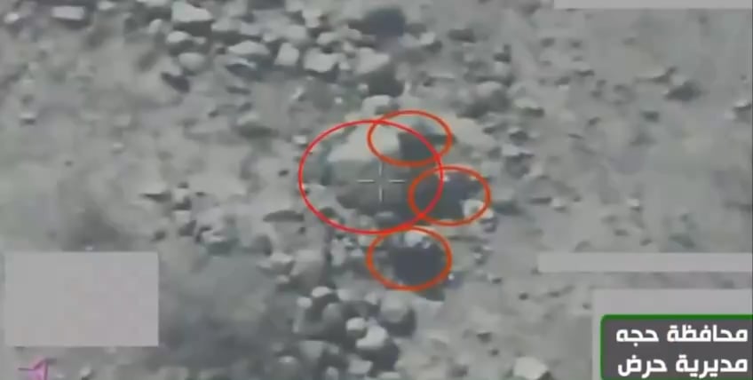 Die saudische Luftwaffe zielte auf drei Houthis, die sich hinter einem Felsen in der Nähe einer Straße zum Hinterhalt jemenitische Streitkräfte in Hajjah versteckten.