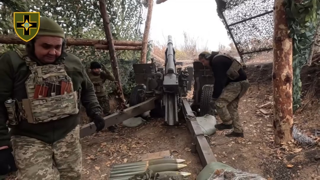 Die ukrainischen Artillerie der 28. mechanisierten Brigade trafen russische Infanterie-Positionen und feindliche Ausrüstung (inkl. BM-21 MLRs) mit HE und Cluster-Schalen. Toretsk -Sektor. April 2025