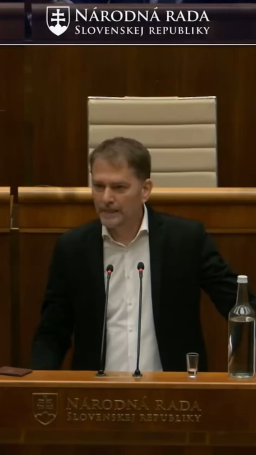 Matovic wurde im Parlament aus Poldecak gegossen, und er wollte auf das Problem des Alkoholkonsums bei NRSR -Abgeordneten hinweisen Matovic wurde im Parlament aus Poldecak gegossen, und er wollte auf das Problem des Alkoholkonsums bei NRSR -Abgeordneten hinweisen