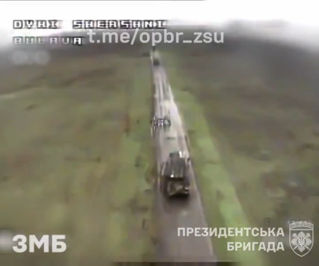 Die separate Präsidentschaftsbrigade unter Verwendung von FPV- und Qaud -Drohnen fing einen russischen AFV -Konvoi an einer Versorgungsroute in der hinteren Fläche der russischen Frontlinien an der Novopavlivka -Front. Gepostet auf ihrem Telegramm am 01.04.25 (Musik von Quelle)
