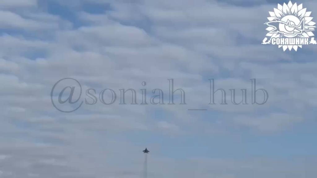 Die ukrainischen Streitkräfte führten einen MiG-29-Luftangriff mit einer geführten Luftbombe in einem Haus mit russischen Soldaten in der nördlichen Ukraine durch. April 2025.