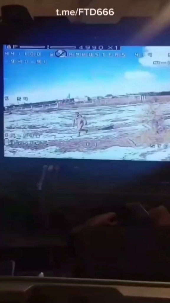 Der russische Soldat zerstörte eine eingehende ukrainische Drohne, indem er ein Walkie-Talkie warf