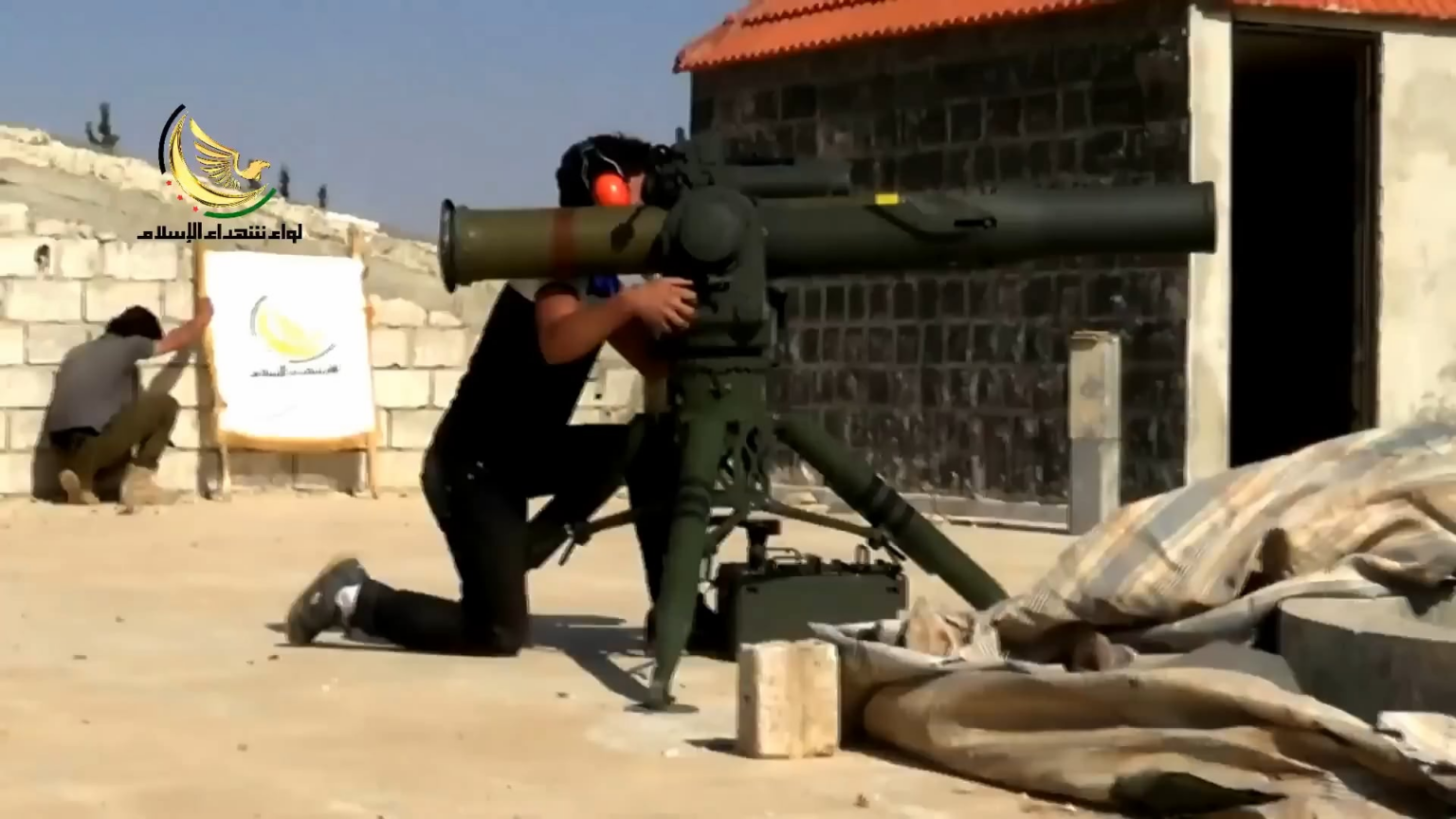 FSA -Märtyrer des Islam Brigade Tow ATGM trafen sich in den SAA -Panzern in den Positionen des 137. Regiments, Western Ghouta, Syrien.