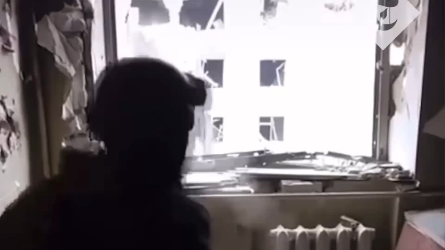 Der ukrainische Soldat weicht russische Kugel aus