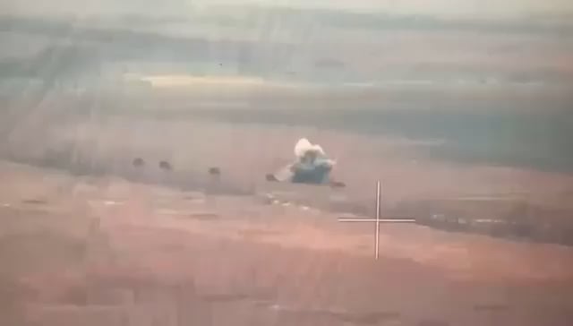 Drohnenaufnahmen einer russischen Kolumne unter ukrainischem Artilleriefeuer. Zaporizhzhia Oblast.
