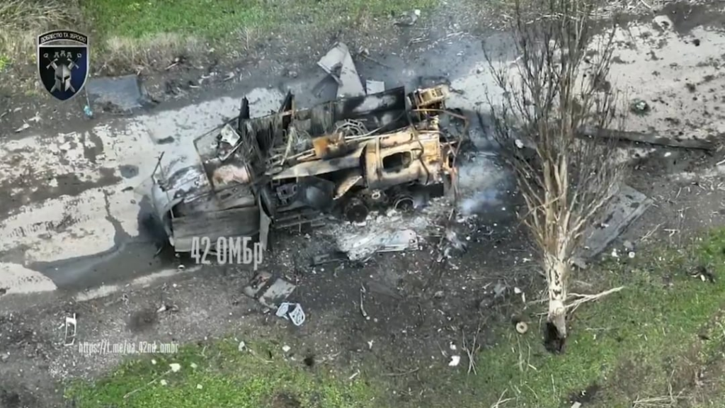Das ukrainische erste mechanisierte Bataillon der 42. separaten mechanisierten Brigade zerstörte ein russisches gepanzertes Fahrzeug "Akhmat" im Toretsk -Sektor in Donezk. 17. April 2025