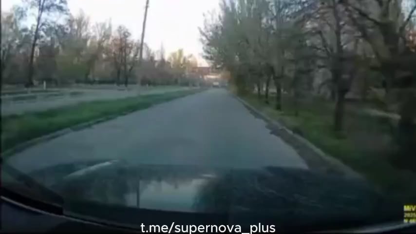 Zwei Ukrainer in Kherson entdecken eine landete russische FPV -Drohne, wenn sie abhängt, jagen sie sie mit ihrem Auto und EW nach unten.