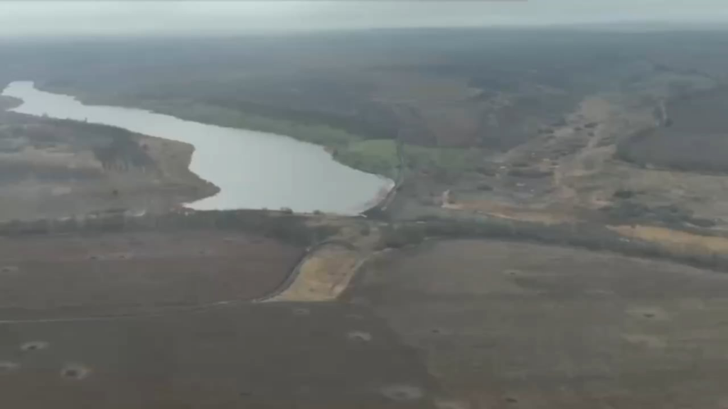Die russische Fab Bomb schafft eine große Schockwelle, nachdem sie sich im Popovka -Stausee, Belgorod Oblast, ausgewirkt hat. April 2025