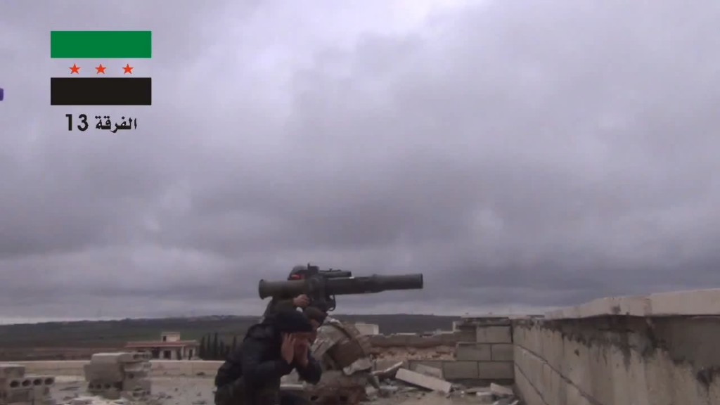 FSA 13. Division BGM-71 TOW Strike zerstört einen T-72-Panzer der syrischen Armee an der Al-Malah-Front, Aleppo, Syrien-20. Februar 2015