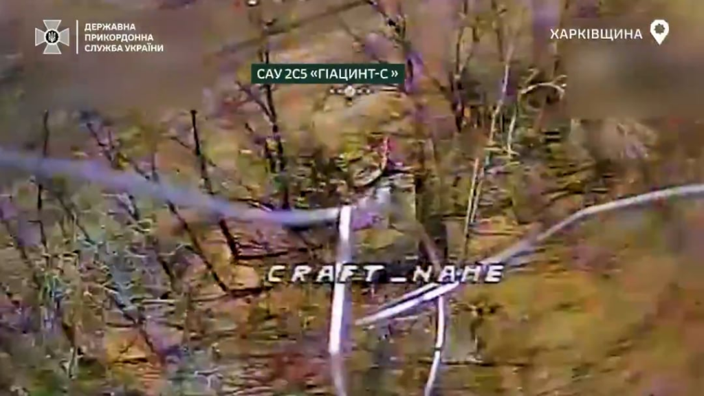Ukrainische Grenzbeamte (UAS-Regiment "Phoenix") zerstörten die russischen 205 selbst geförderten Waffen "Hyacinth-S", "Tig" gepanzertes Kampffahrzeug, Personalunterkunft + Russische Munitionslager. Ostfront, Ukraine. April 2025