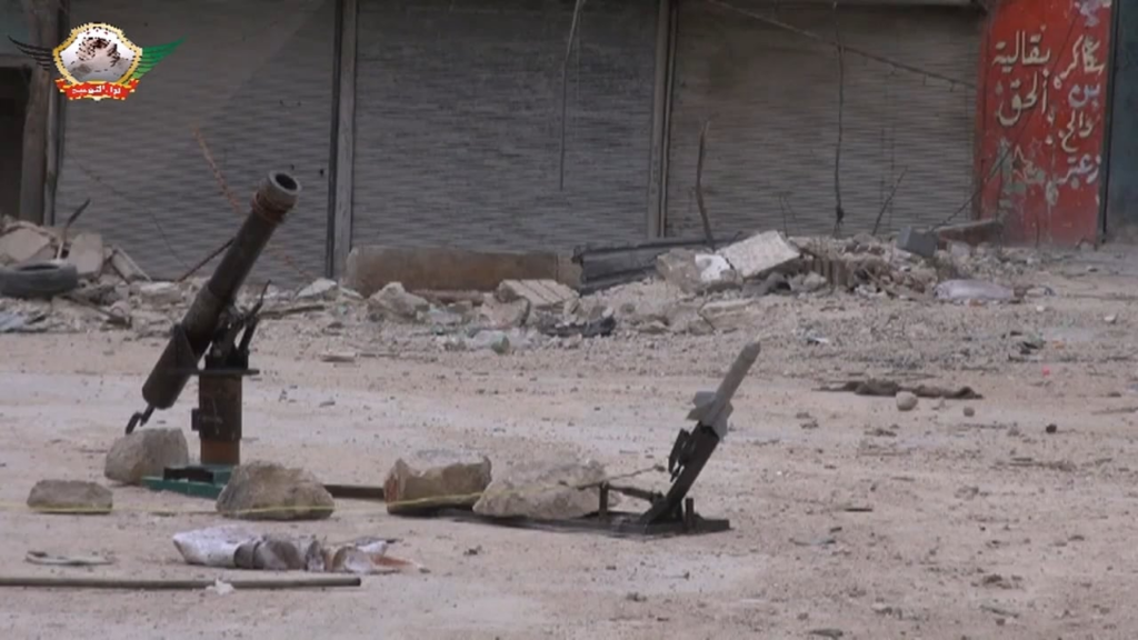Liwa al -Tawhid -Ingenieure starten einen komisch kleinen IRAM in der SAA in Hanano Barracks, Aleppo - 2013