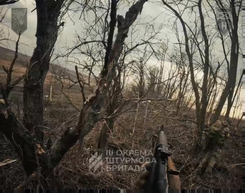 Die ukrainische "Karakurtkolonie" des 2. mechanisierten Bataillons des 3. SABR hat während der Befreiung des Dorfes Nadiia in der Region Luhansk eine russische Position angegriffen. April 2025