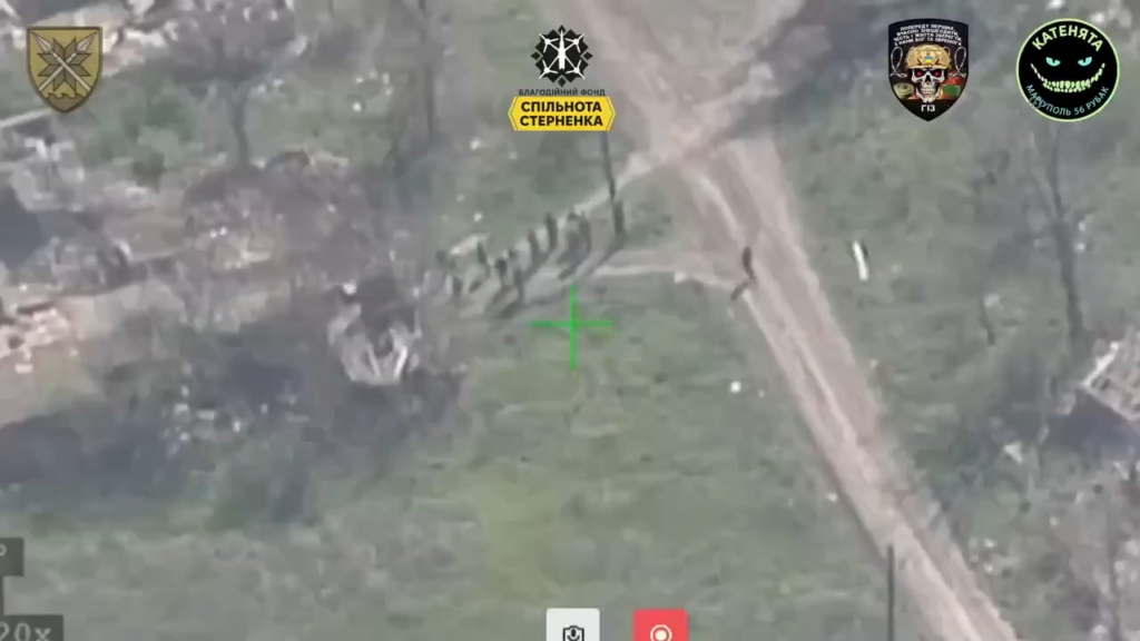 Die Betreiber und Piloten der ukrainischen 56. Rapid Response Unit of Reconnaissance-Strike Unmanned Aerial Complexes (Rubak) identifizierten ein besetztes ziviles Haus Russische Truppen für Lager- und Versorgungsvorgänge und griffen den im Gebäude versteckten LKW an.