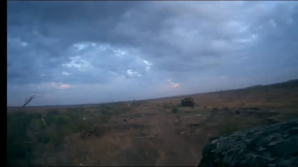 Eine Gruppe russischer Soldaten und ein T-62-Panzer, der in einen ARV umgewandelt wurde, versucht, einen weiteren Behinderungstank wiederherzustellen, aber ihr Tank läuft über eine Mine.