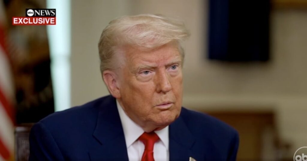 Trump schmilzt zusammen, weil er das richtige Recht auf sein Gesicht überprüft hat