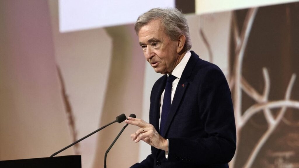 Laut Bernard Arnault muss LVMH seine Produktion in den USA im Falle von „hohen Zollaufgaben“ „erhöhen“. Laut Bernard Arnault muss LVMH seine Produktion in den USA im Falle von "hohen Zollaufgaben" "erhöhen".