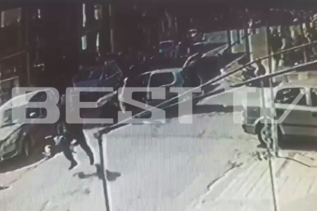 Schockierter Autounfall in Kalamata - Gedicht Streuung Panik, schwere Verletzungen und verlässt einen Maschinenfahrer (Video)