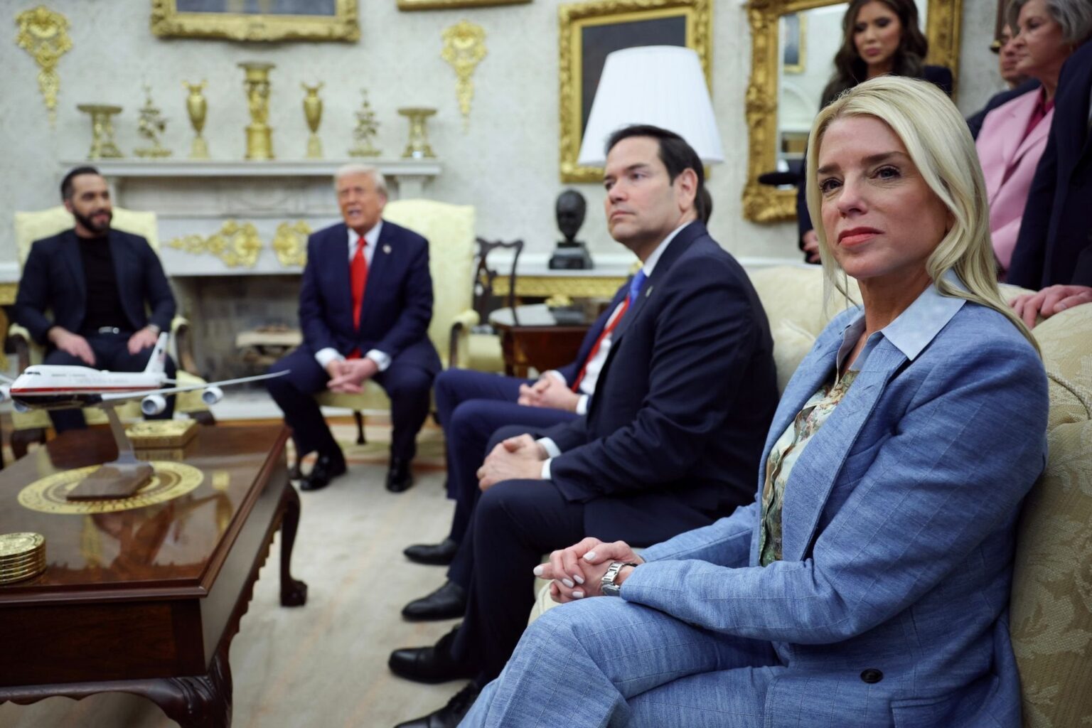 Pam Bondi verspricht, diejenigen, die gegen Trump -Politik zu gehen, einschließlich Richtern, die Befürchtungen vor „Endzeiten“ ausgelöst: „Dies ist ein Test“ Pam Bondi verspricht, diejenigen, die gegen Trump -Politik zu gehen, einschließlich Richtern, die Befürchtungen vor "Endzeiten" ausgelöst: "Dies ist ein Test"