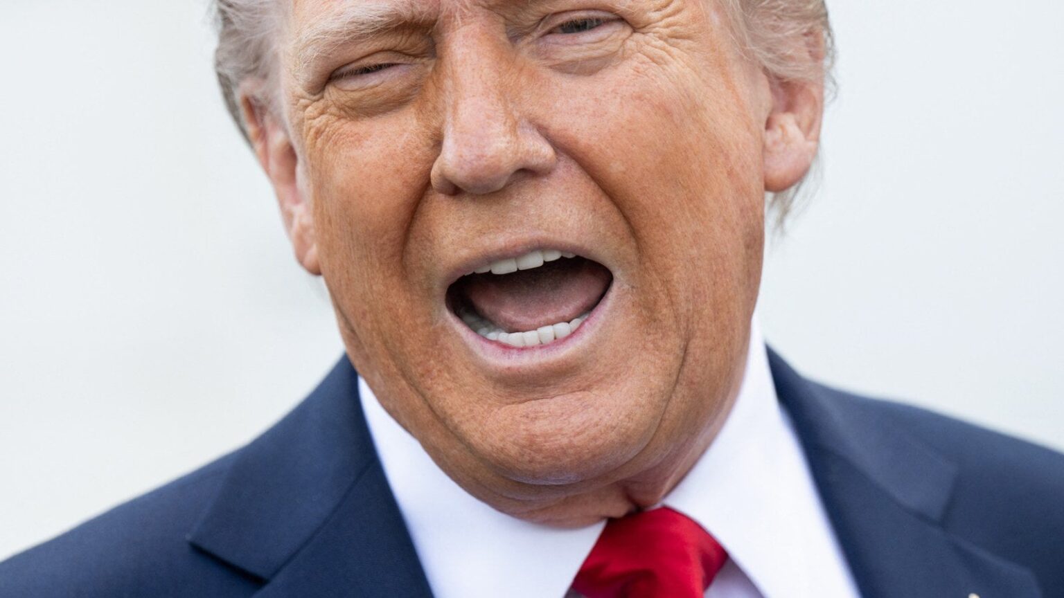 Trump schmilzt über die Popularität, sagt, dass die Umfrages "Kriminelle" sind, die "Kriminelle" sind