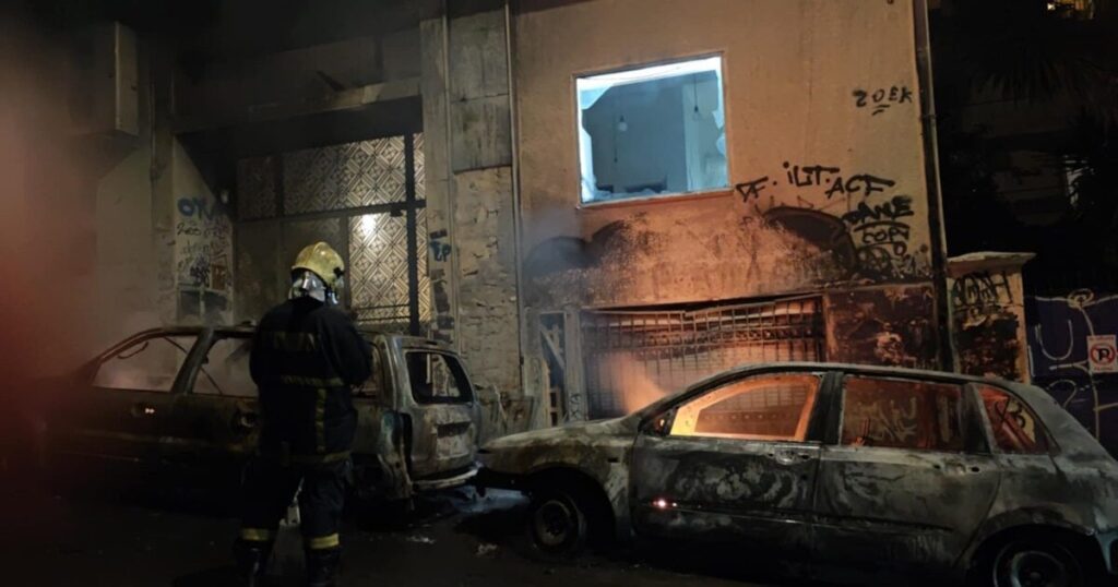 Molotows und Erdöl am Abend in Exarchia - 11 Autos wurden verbrannt und 72 Berufungen wurden getätigt