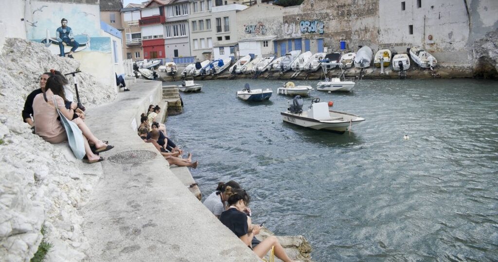 Pariser, die in Marseille landen, nehmen ihre Klicks und einen Schlag von Esther Teeilard Pariser, die in Marseille landen, nehmen ihre Klicks und einen Schlag von Esther Teeilard
