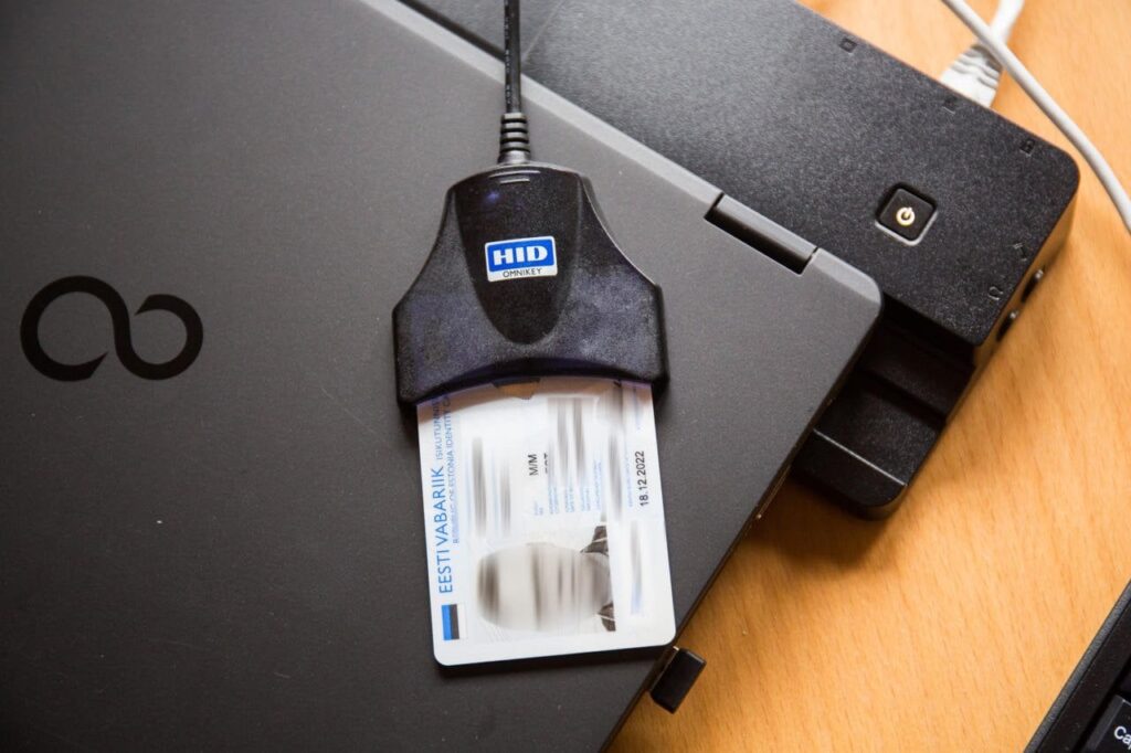 Weg: Papierabstimmungen könnten aufgegeben und in die Stationen elektronische Wahlmaschinen oder auf alle Laptops mit Kartenlesern platziert werden Weg: Papierabstimmungen könnten aufgegeben und in die Stationen elektronische Wahlmaschinen oder auf alle Laptops mit Kartenlesern platziert werden