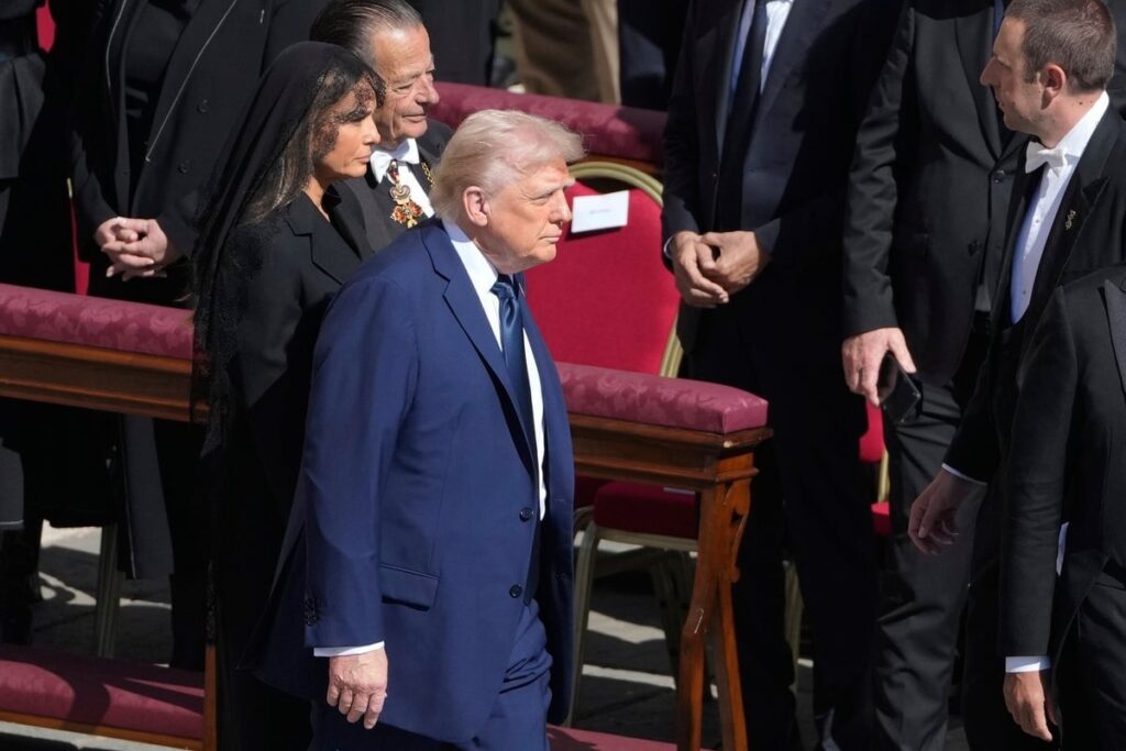 Trump beschuldigt dem Papst Franziskus Beerdigung Faux Pas nach "Breaking Kleiderordnung" und ging dann frühzeitig ab
