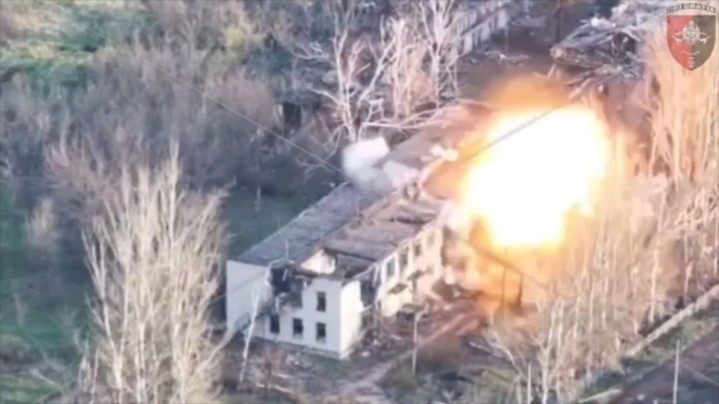 Die ukrainische Luftfahrt zerstörte die russische Infanterie-Position mit JDAM-ER-Bomben. Soledar -Sektor, April 2025