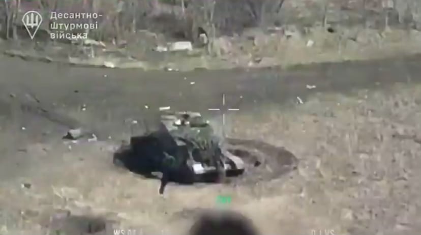 UA Drohne POV eines russischen Panzers, der abgibt.