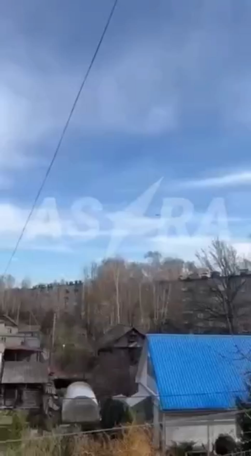 Die ukrainische und 196er Drohnen greift den Einsatzort der 112. Brigade der russischen Brigade in Shuya, Ivanovo, an (700 km/435 Meilen von der Grenze der Ukraine entfernt). Berichten zufolge war die Einheit am Sonntag, dem 13. April, für den Raketenangriff auf Sumy verantwortlich, bei dem 35 Menschen getötet wurden. Die ukrainische und 196er Drohnen greift den Einsatzort der 112. Brigade der russischen Brigade in Shuya, Ivanovo, an (700 km/435 Meilen von der Grenze der Ukraine entfernt). Berichten zufolge war die Einheit am Sonntag, dem 13. April, für den Raketenangriff auf Sumy verantwortlich, bei dem 35 Menschen getötet wurden.