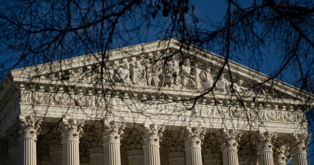 Der Oberste Gerichtshof befiehlt die Trump -Administration, die Venezolaner vorerst nicht zu deportieren