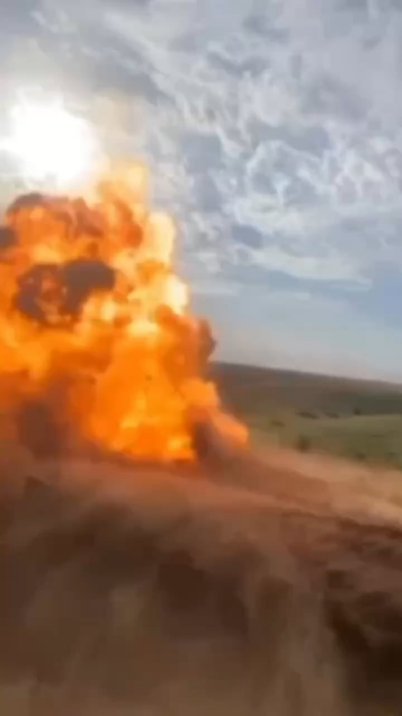 Russische zeichnet seine Kameraden auf eine Anti-Personalmine aus