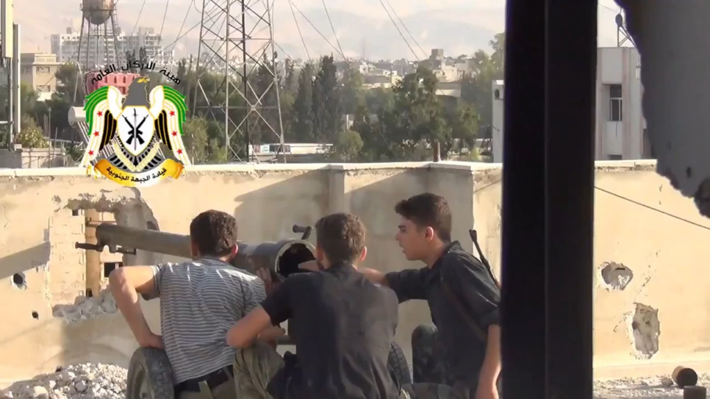FSA Recoilless Rifle Team schlägt eine syrische Armee -Dachposition aus Reifen - Damaskus -9/2/2013